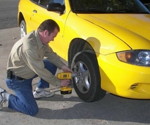 Changing a flat tire on a car 